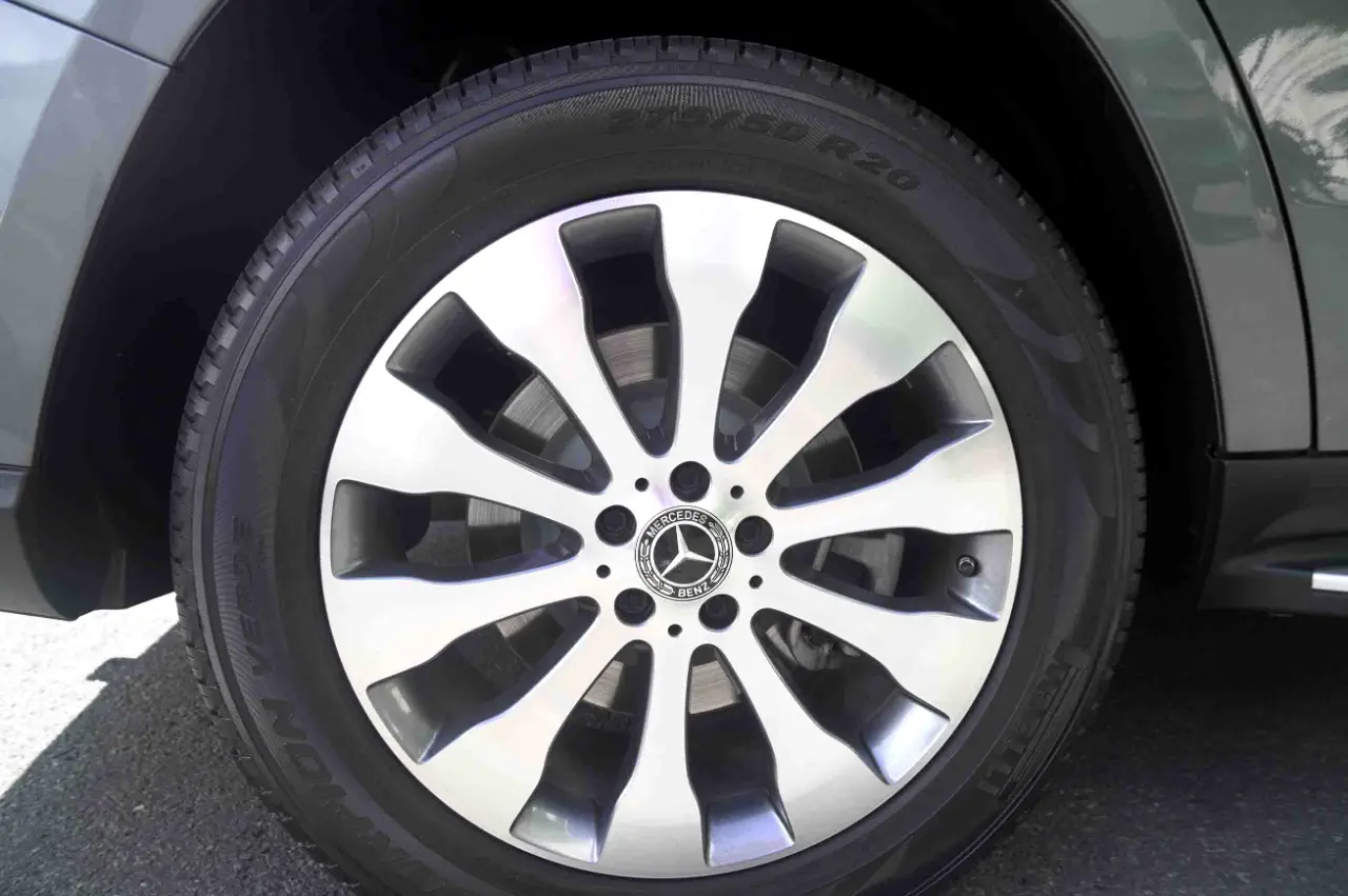 Detailed car image