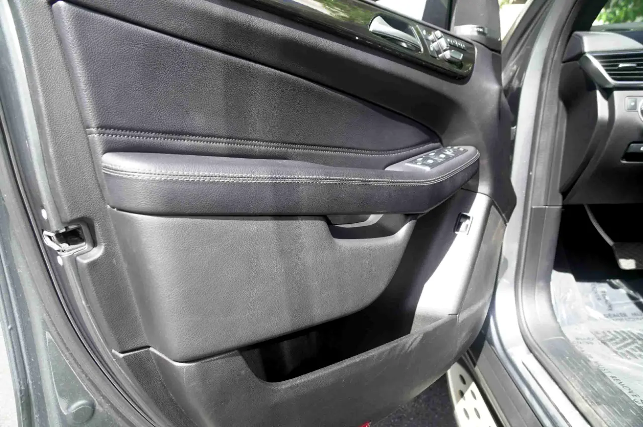 Detailed car image